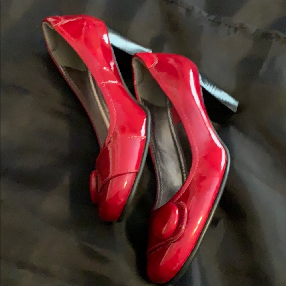 Red shoe - Picture 3 of 3